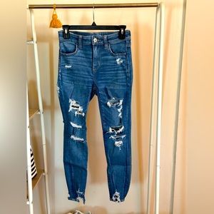 AE Size 4 Short Hi-Rise Jegging. Destroyed Medium Light Wash.
